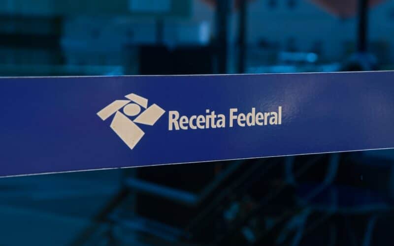 Logo da Receita Federal do Brasil em vidro