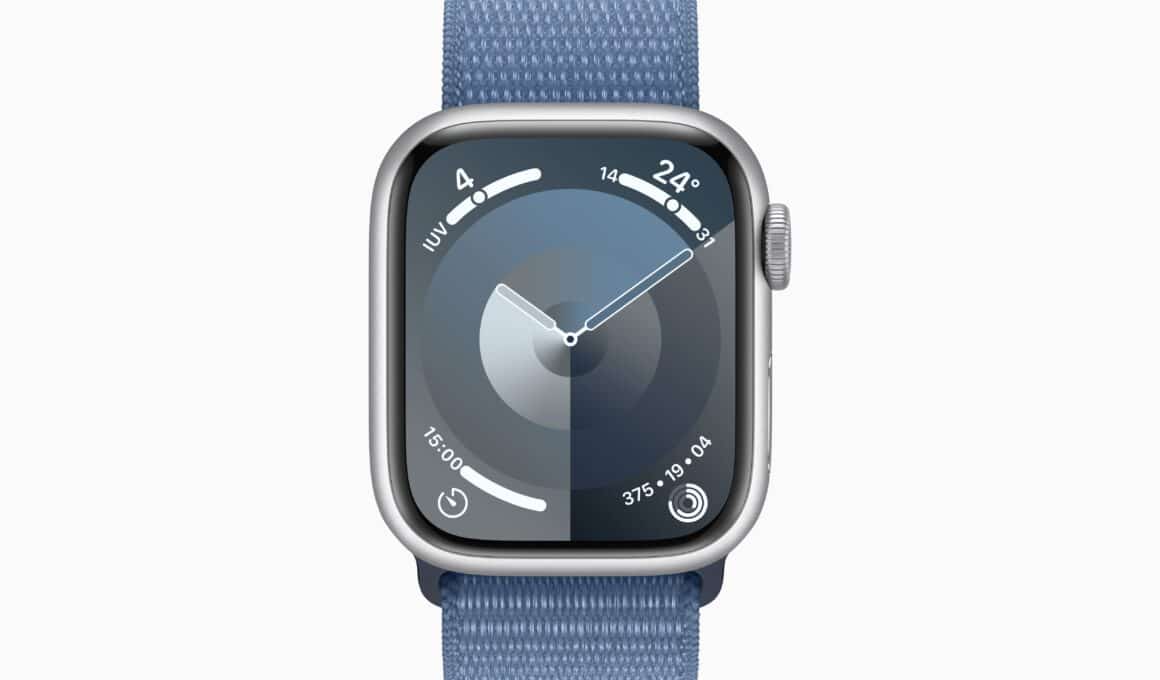 Apple Watch Series 9 com caixa de alumínio prateada e pulseira loop esportiva azul