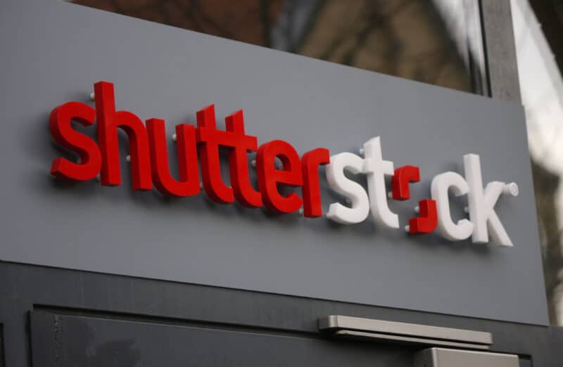 Logo do Shutterstock na fachada de um prédio