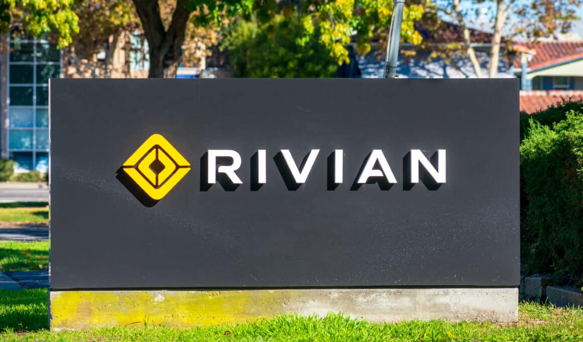 Logo da Rivian em seu HQ no Vale do Silício