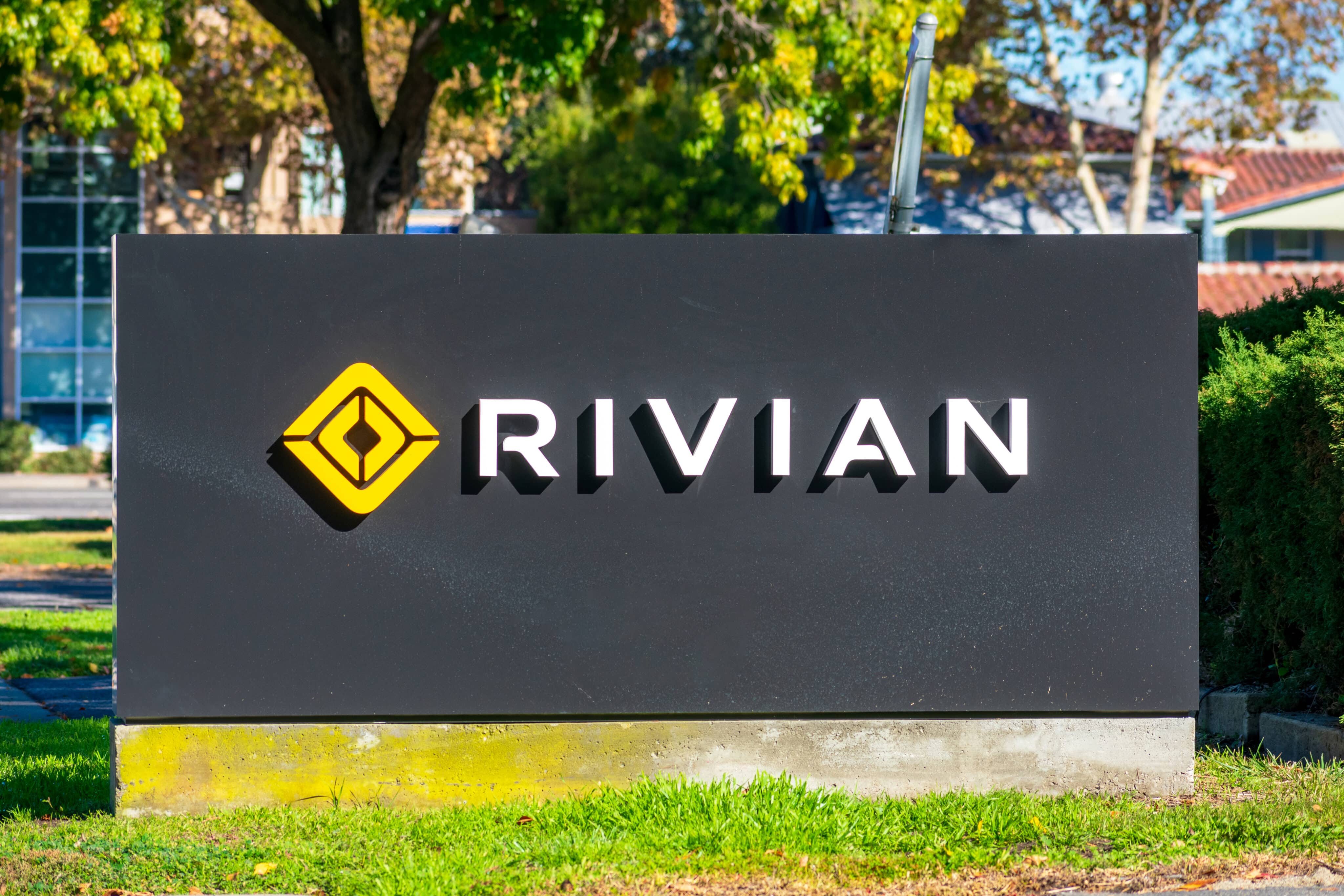 Logo da Rivian em seu HQ no Vale do Silício