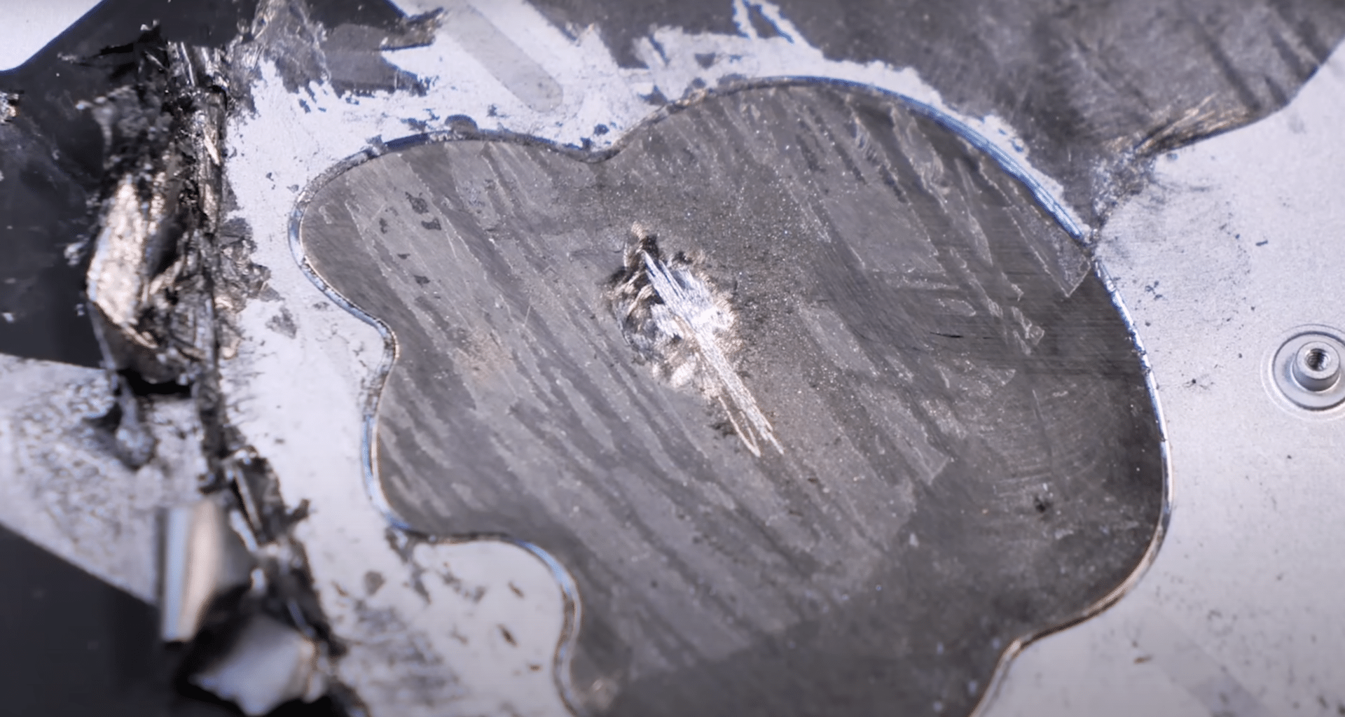 Cobre no logo da Maçã do iPad Pro (M4) de 13 polegadas