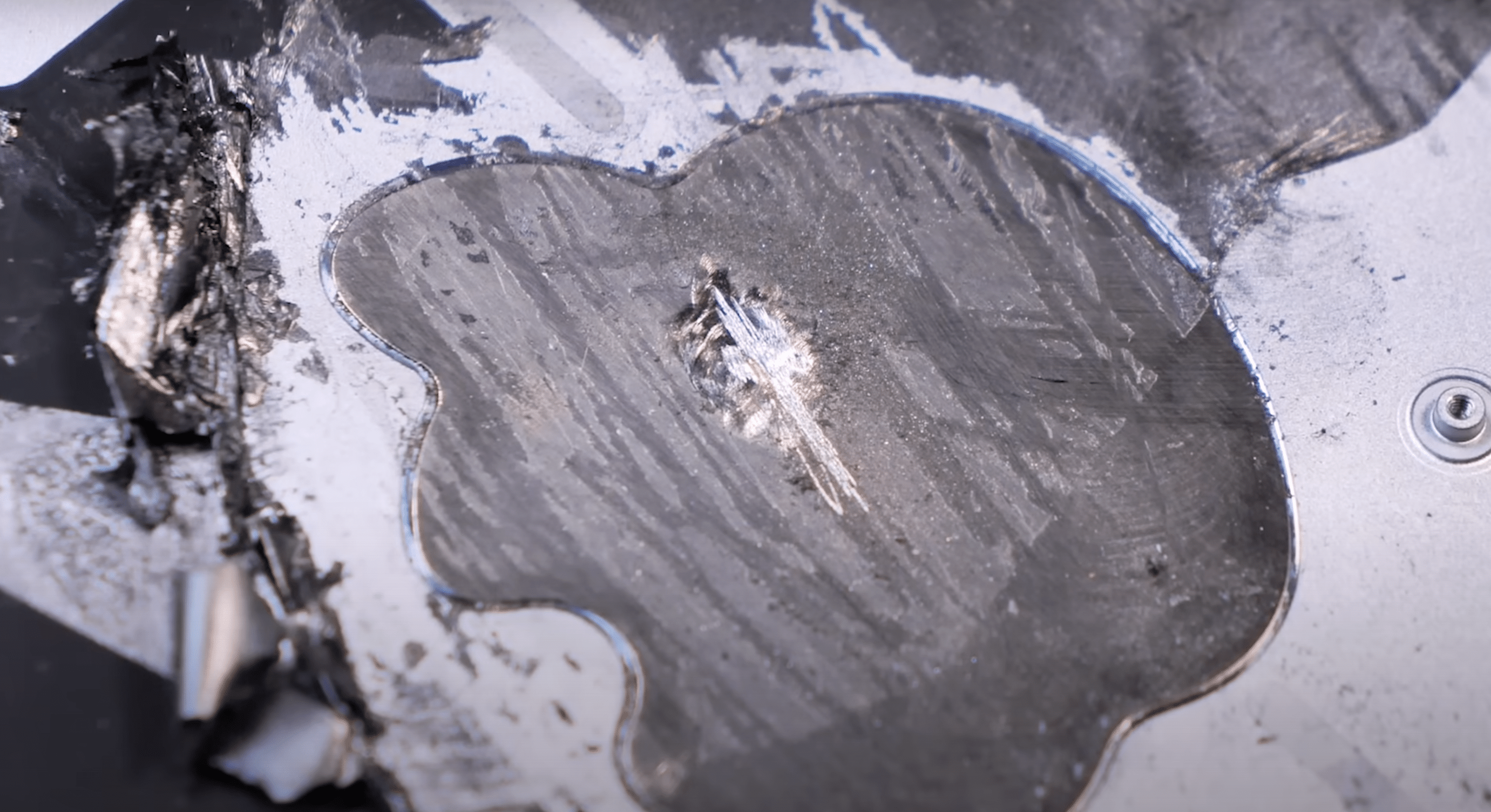 Cobre no logo da Maçã do iPad Pro (M4) de 13 polegadas