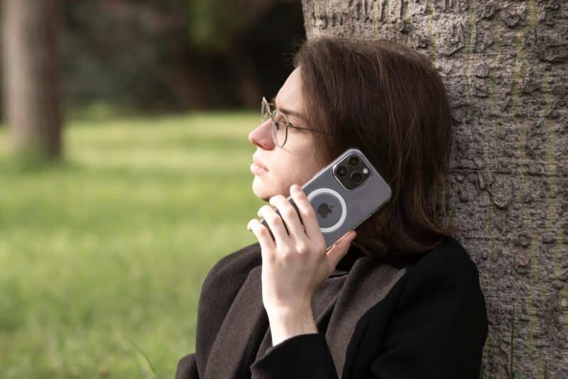 Pessoa com o iPhone no ouvido