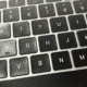 Teclado de MacBook Air M1 com teclas brilhantes, desgastadas