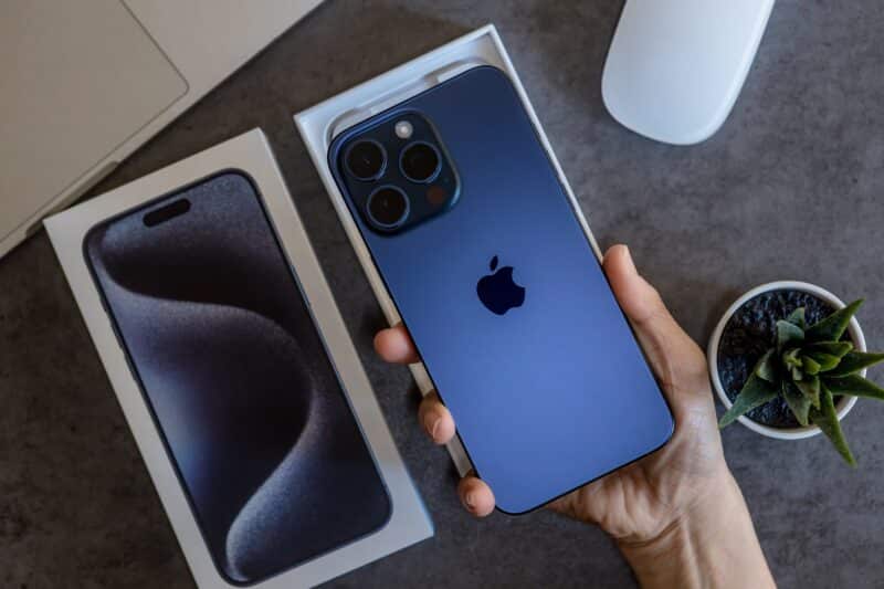iPhone 15 Pro Max titânio azul com caixa