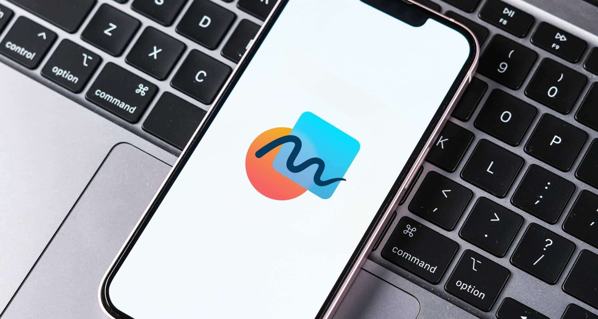 App Freeform no iPhone em cima de um Mac