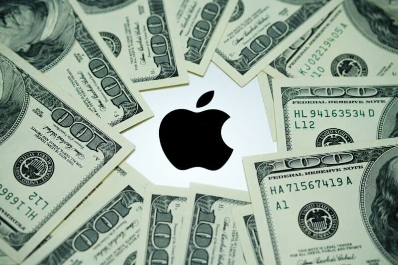 Logo da Apple com notas de dólar ao redor