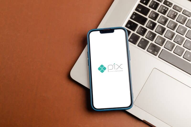 Logo do Pix em um iPhone