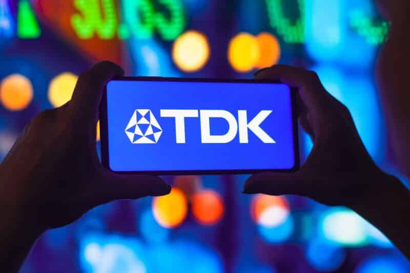 Logo da TDK na tela de um smartphone
