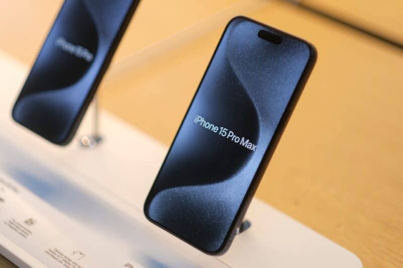 iPhone 15 Pro Max em exibição numa Apple Store