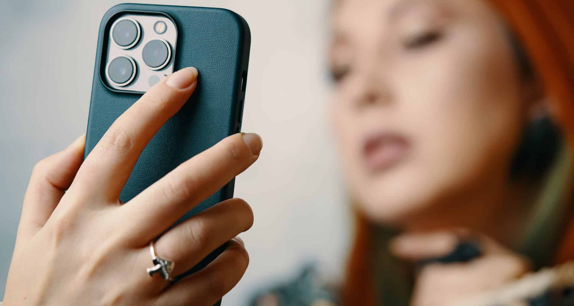 Mulher tirando um selfie com o seu iPhone 13 Pro