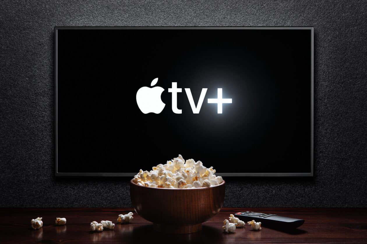 Apple TV+ na TV com um balde de pipoca na frente