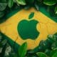 Logo da Apple em meio a bandeira do Brasil com plantas em volta