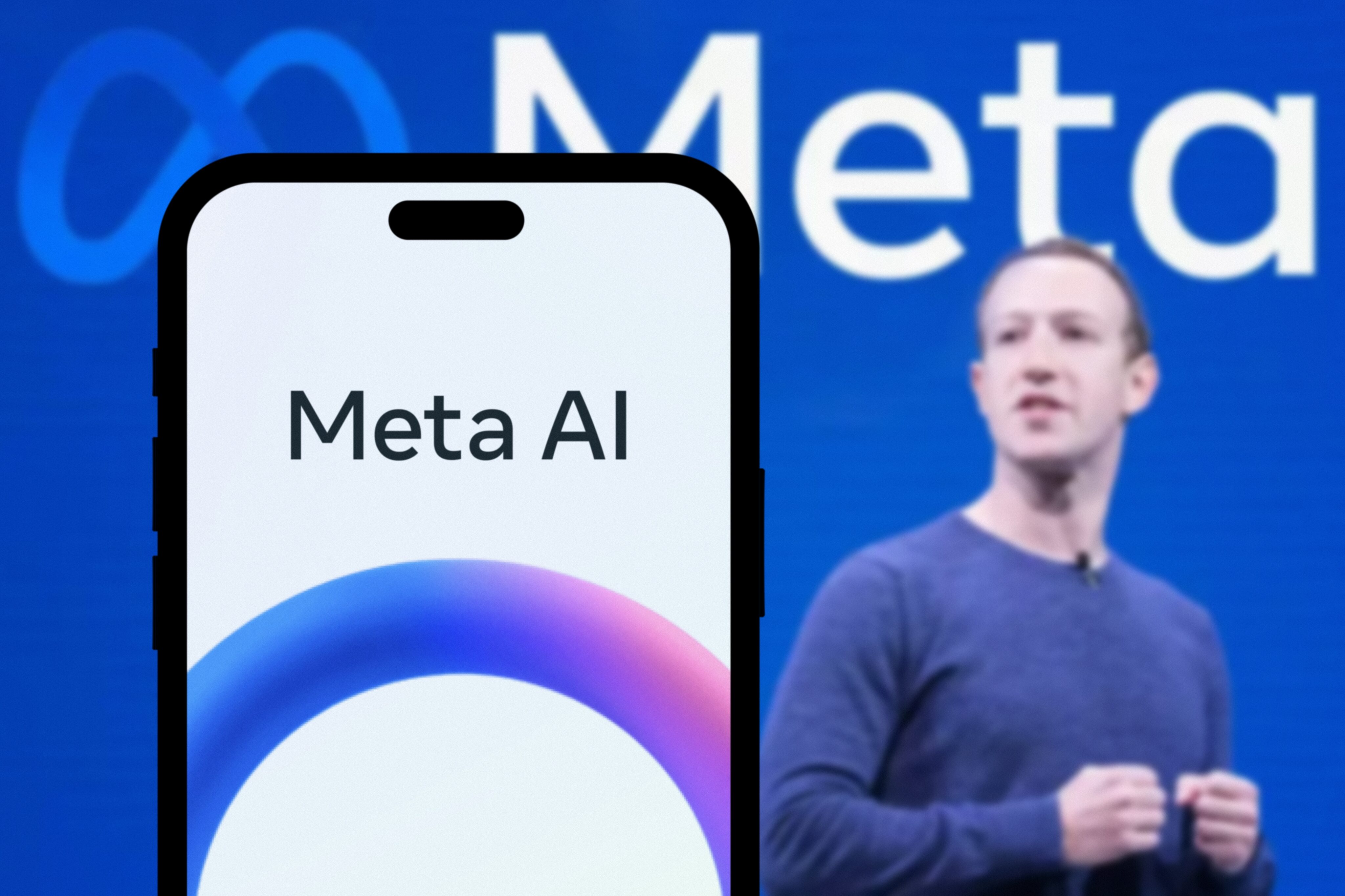 Meta AI na tela de um iPhone com Mark Zuckerberg ao fundo