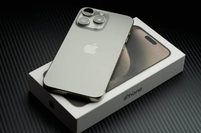 iPhone 15 Pro Max e caixa