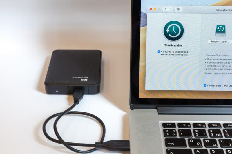 Mac rodando o Time Machine com um HDD ao lado