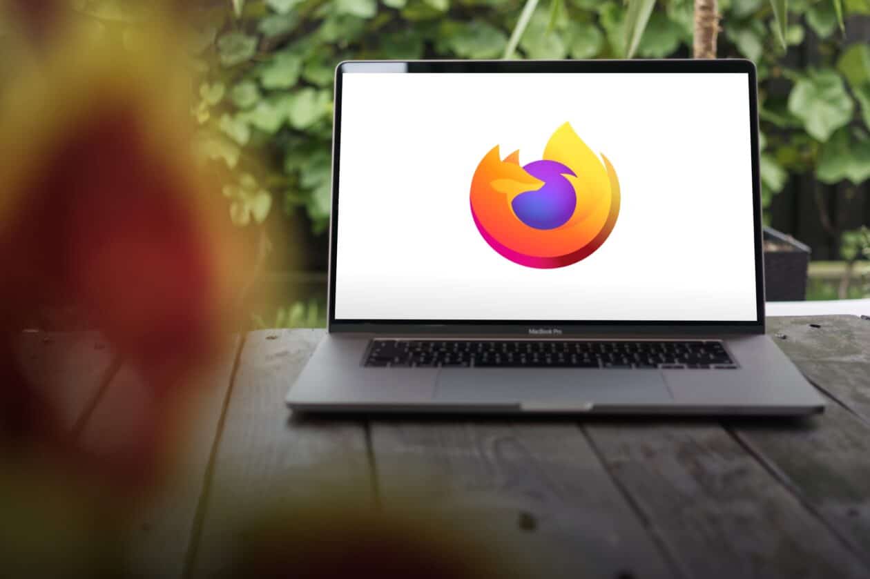 Logo do Firefox na tela de um MacBook Pro