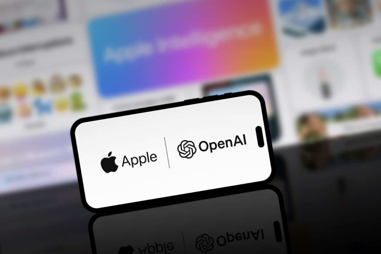 Logotipos da Apple e da OpenAI em um iPhone