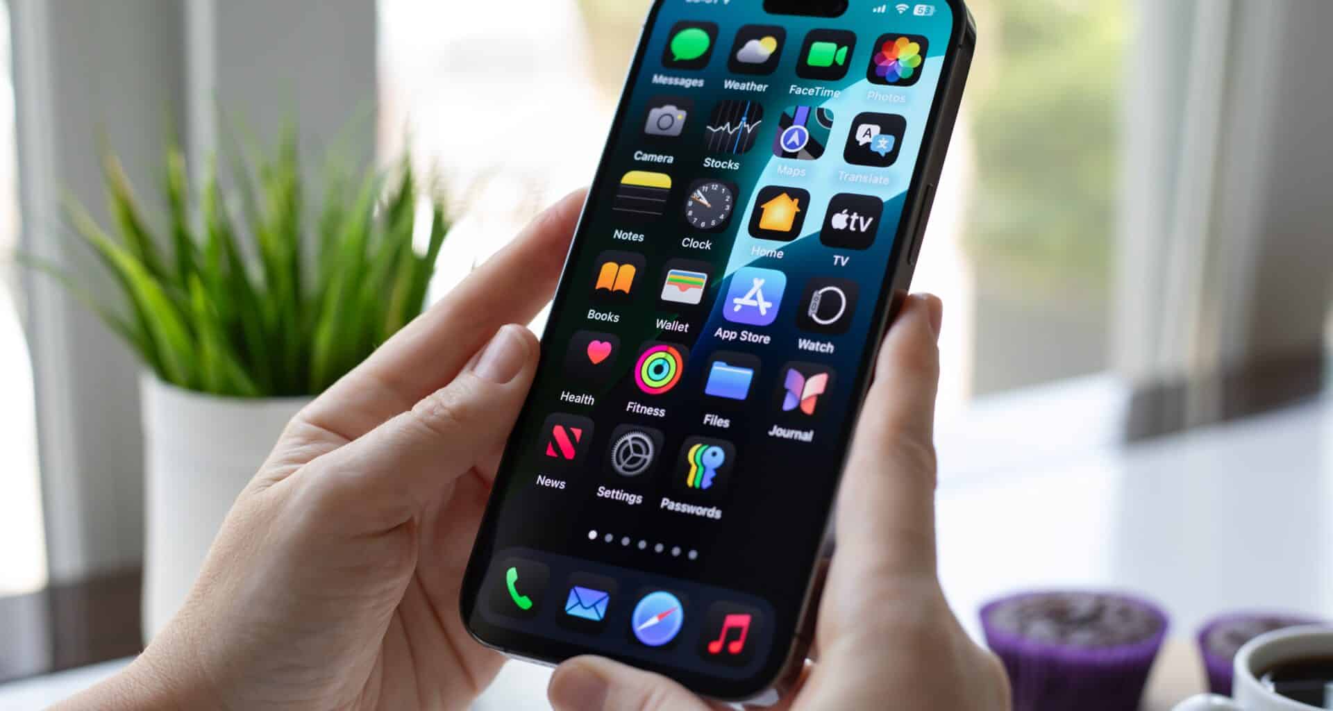 Tela de Início de um iPhone 15 Pro Max rodando o iOS 18