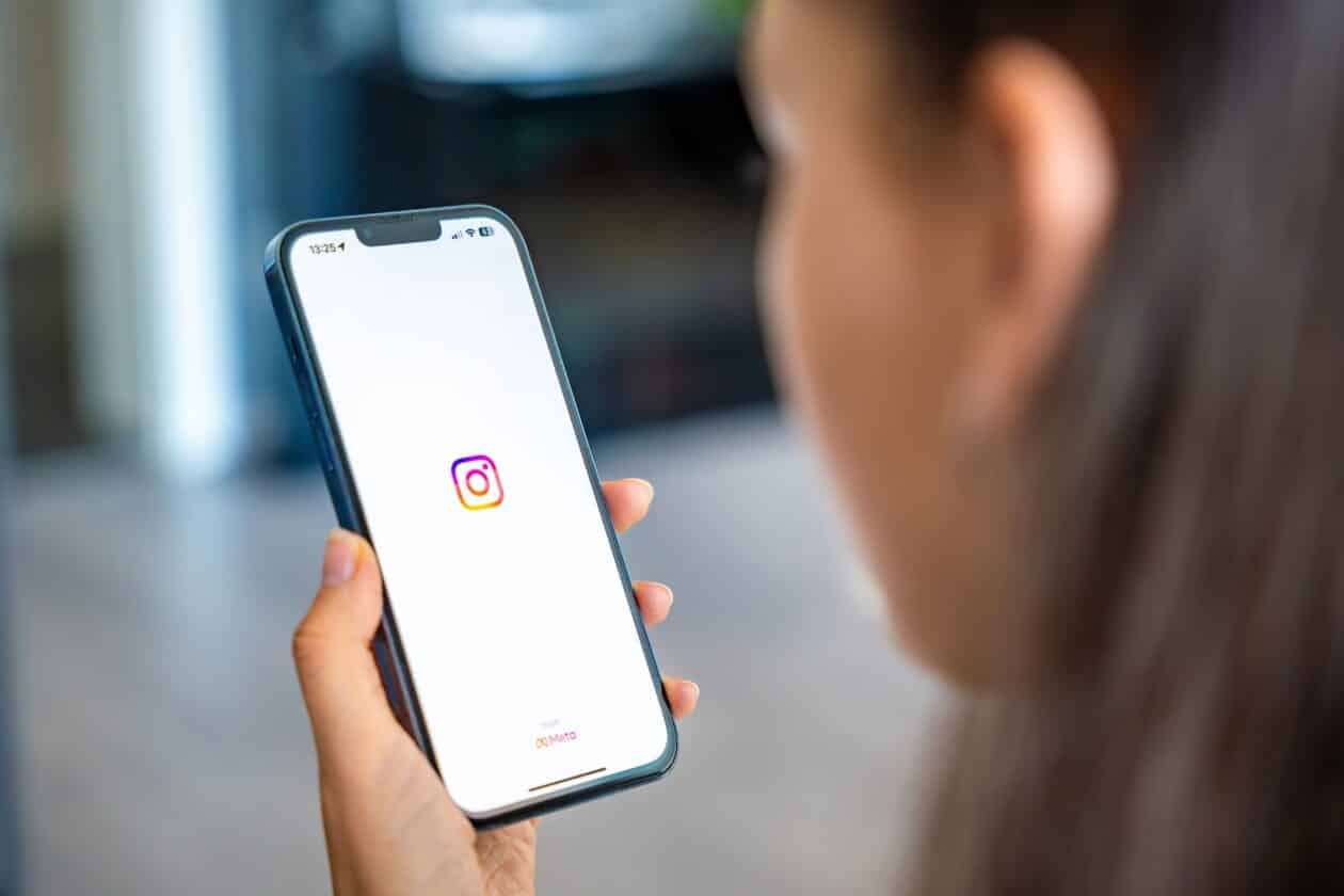 Como sinalizar uma conversa no Instagram [iPhone]