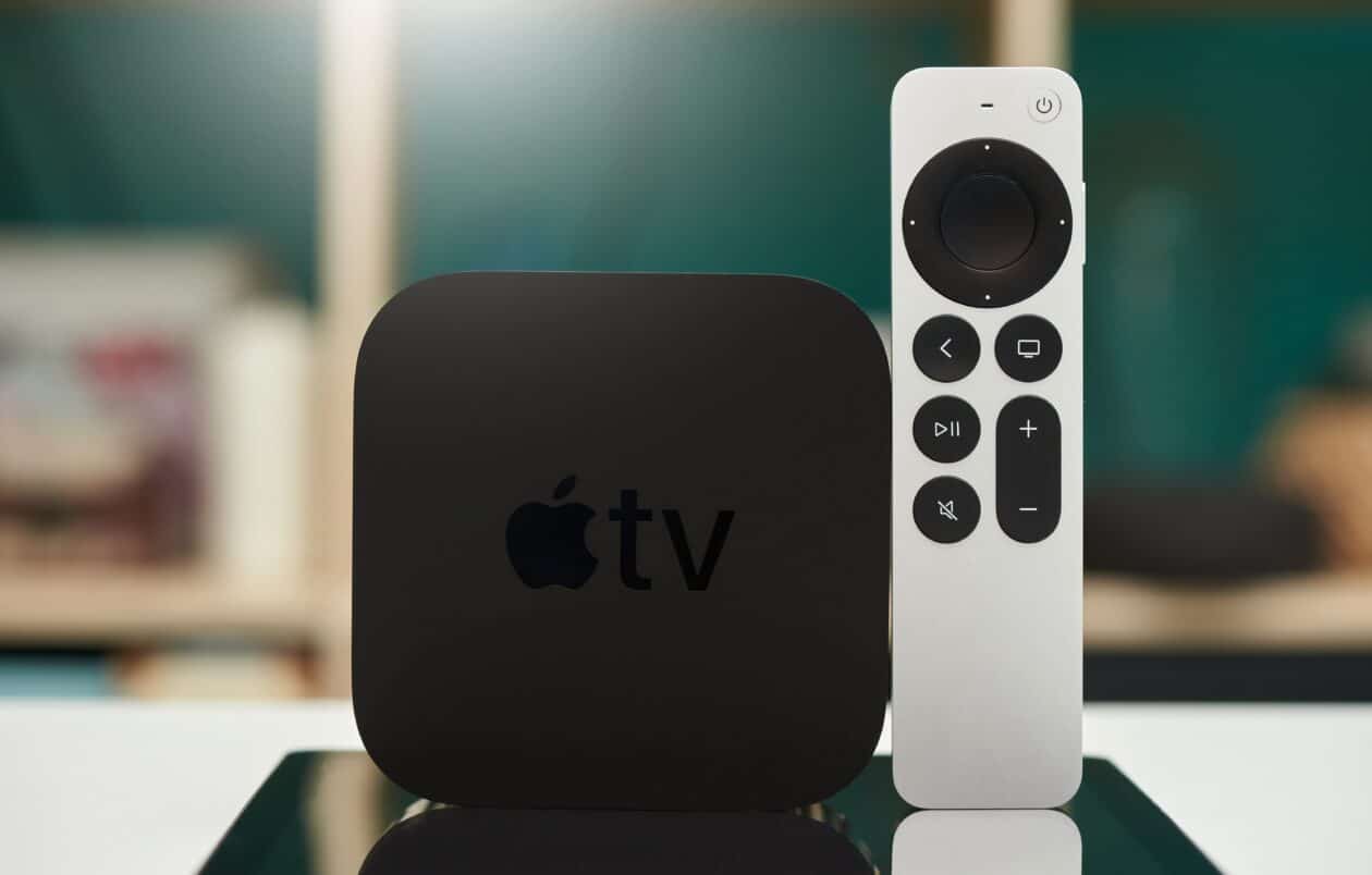 Apple TV e Siri Remote em pé