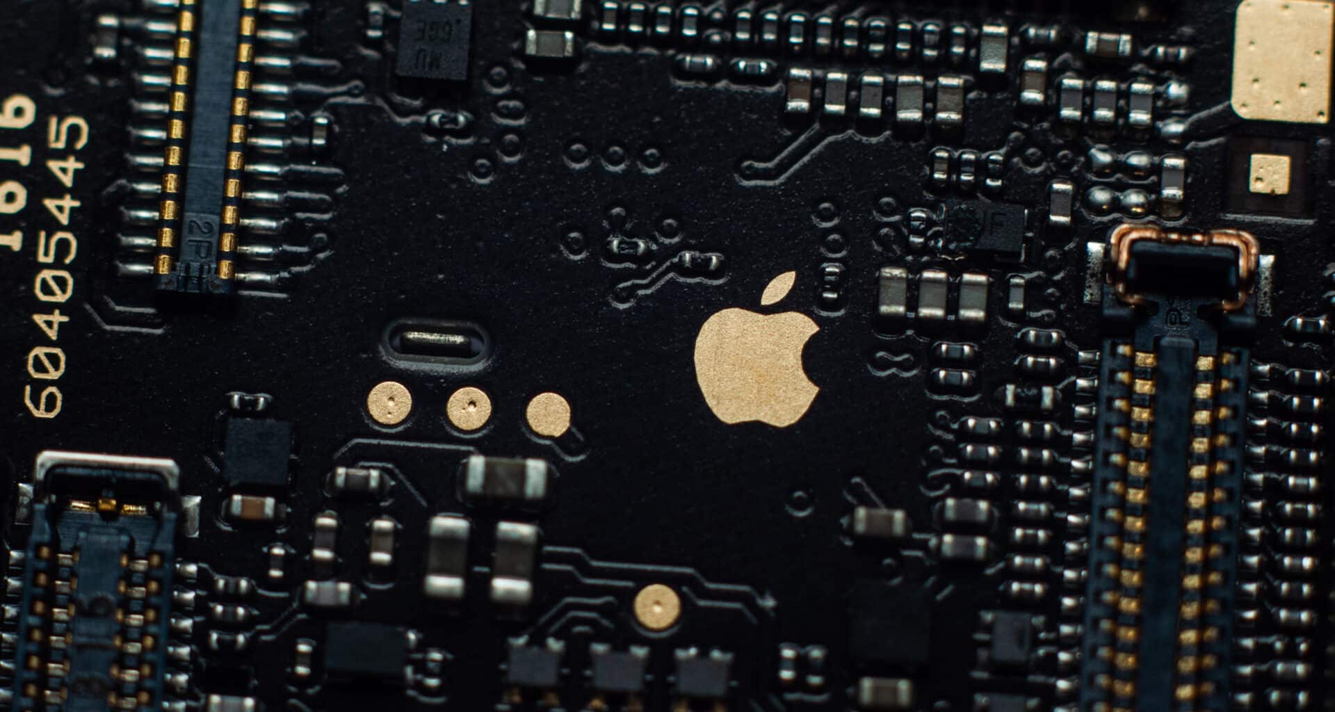 Placa lógica de um iPhone SE