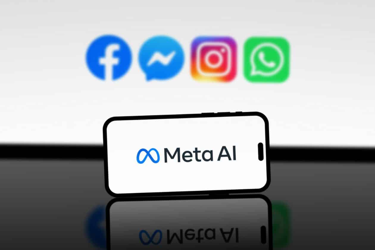 Meta AI em um iPhone sobre logos do Facebook, do Messenger, do Instagram e do WhatsApp