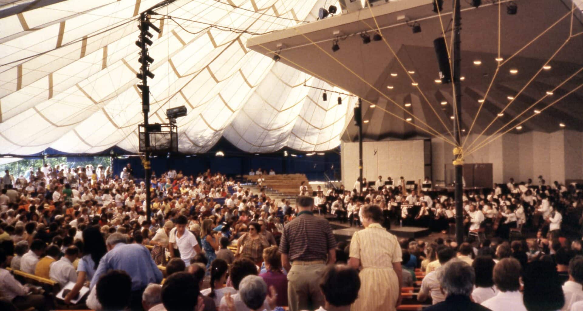 Interior do Aspen Amphitheater, em 1983