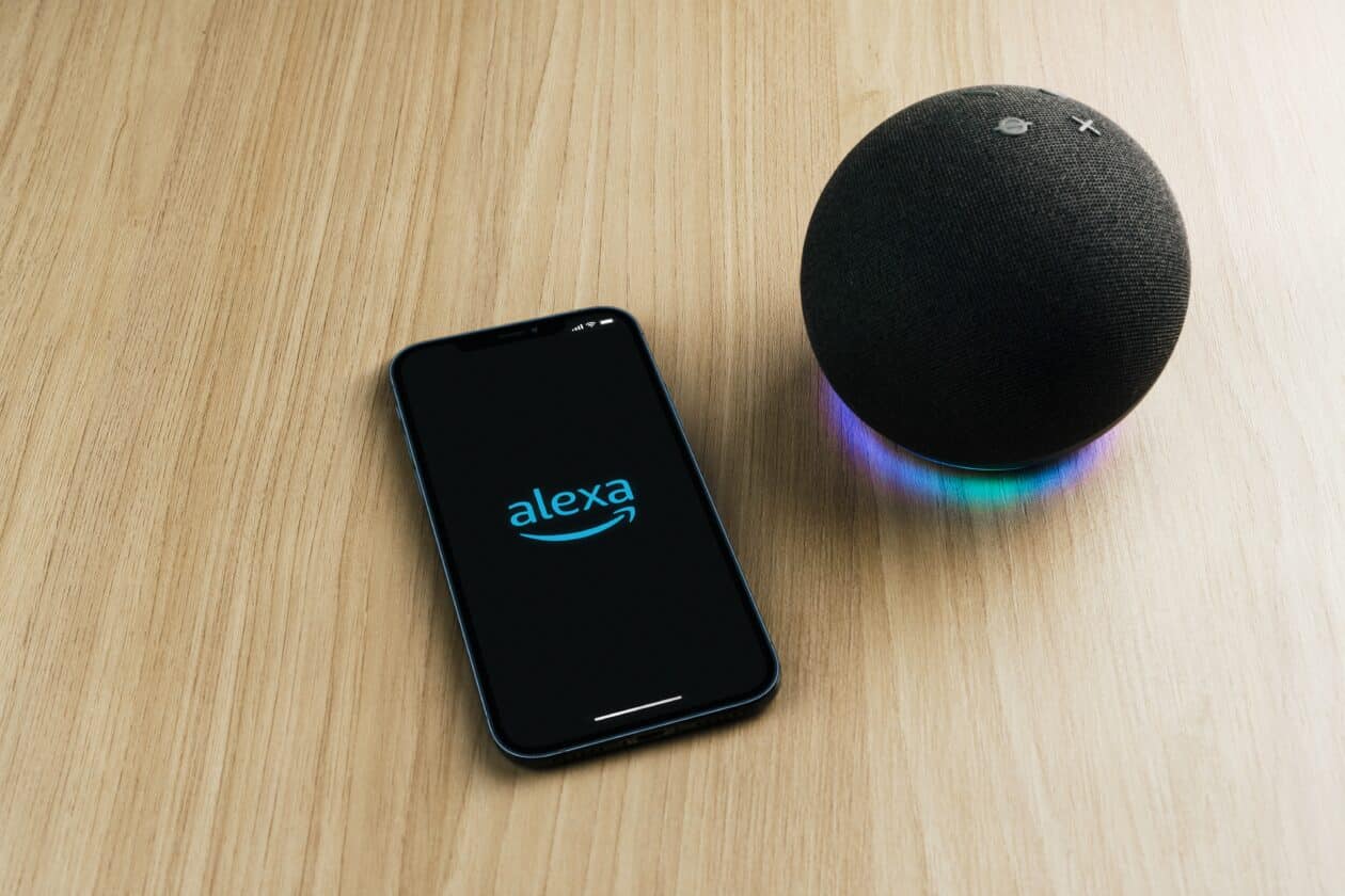 Amazon Echo ao lado de um iPhone com o app da Alexa aberto
