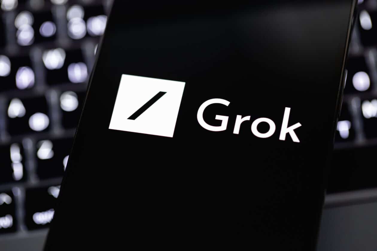 Logo do Grok, IA do X, em um smartphone