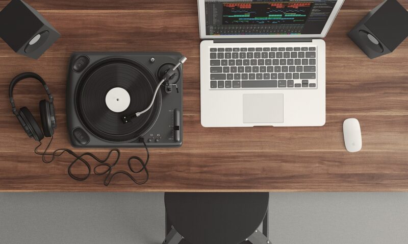 Mac com toca discos ao lado