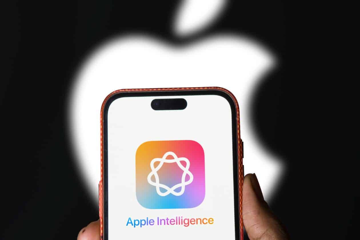 Apple Intelligence exibido em iPhone sobre logo da Apple