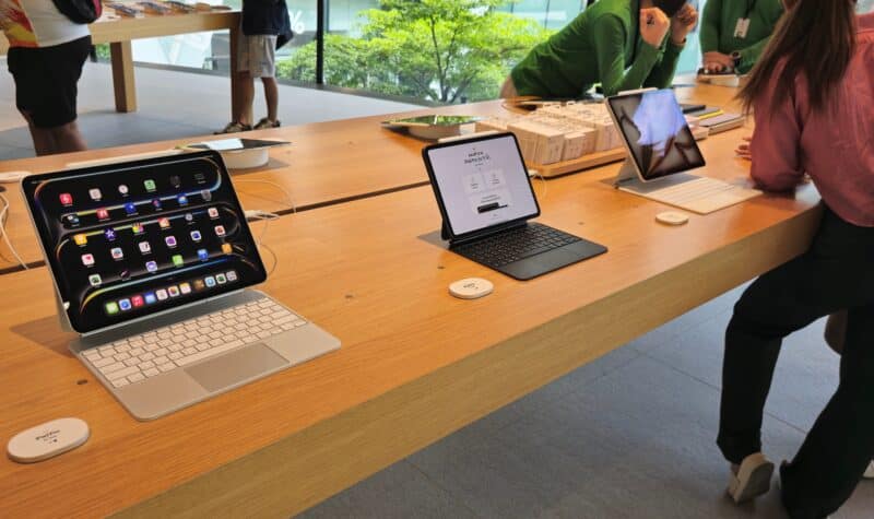 iPads Pro em exibição numa Apple Store