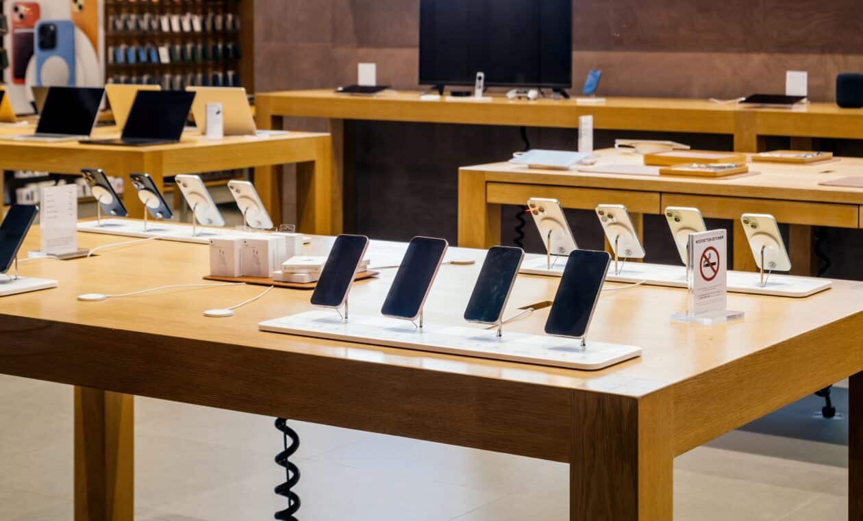 iPhones 15 exibidos em Apple Store