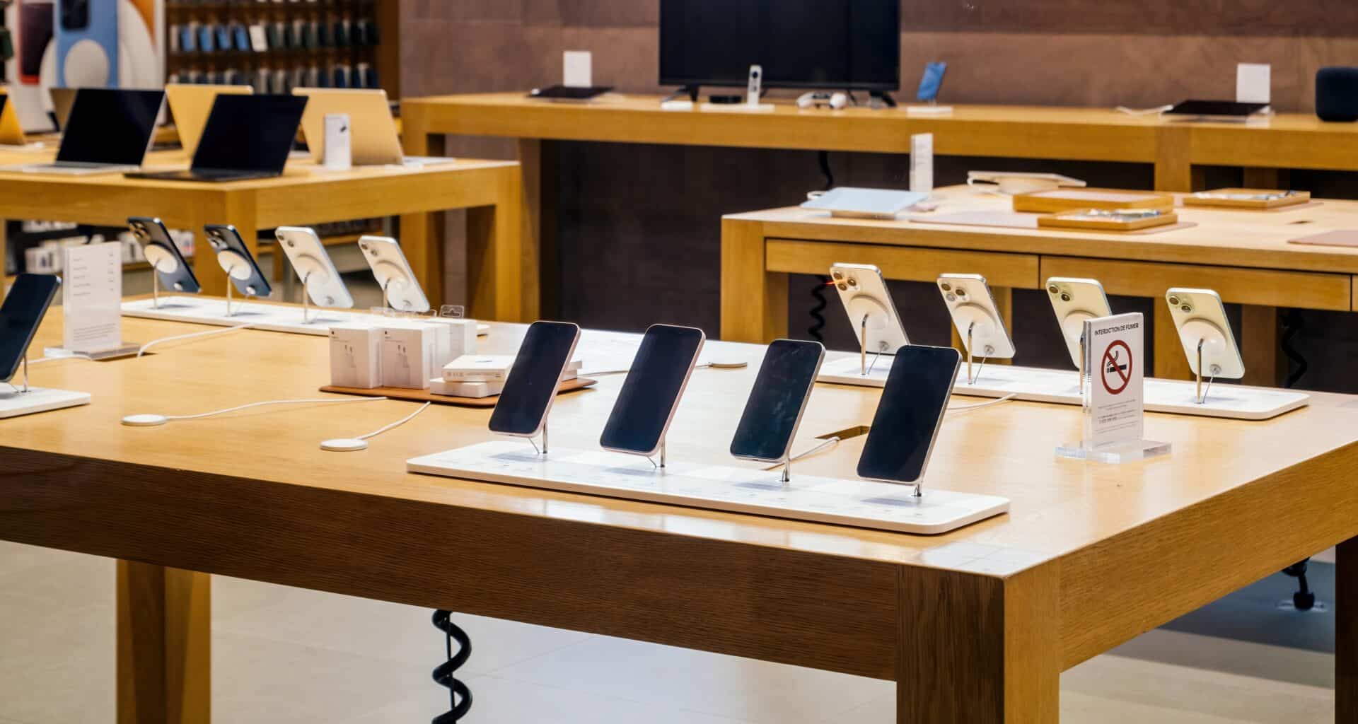 iPhones 15 exibidos em Apple Store