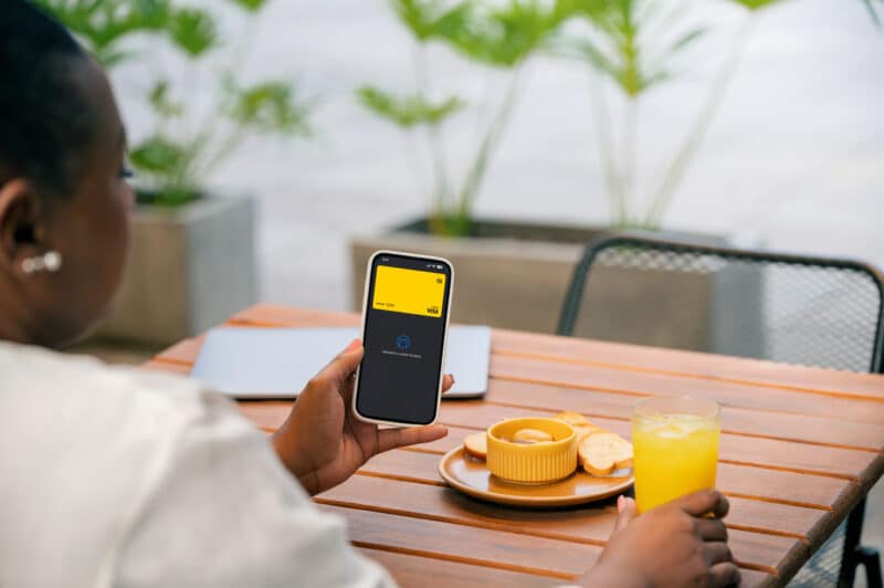 Cartão de débito Nomad sendo usado em iPhone com Apple Pay