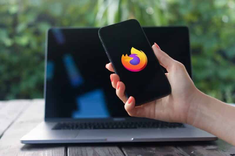 Firefox no iPhone com um Mac ao fundo