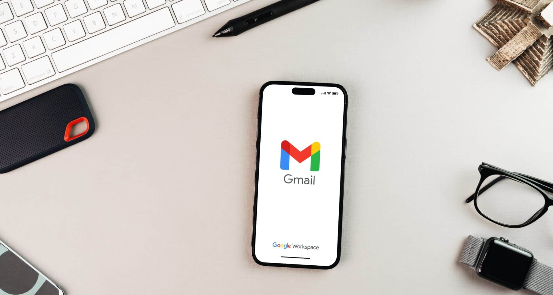 Gmail no iPhone com teclado da Apple e outros acessórios