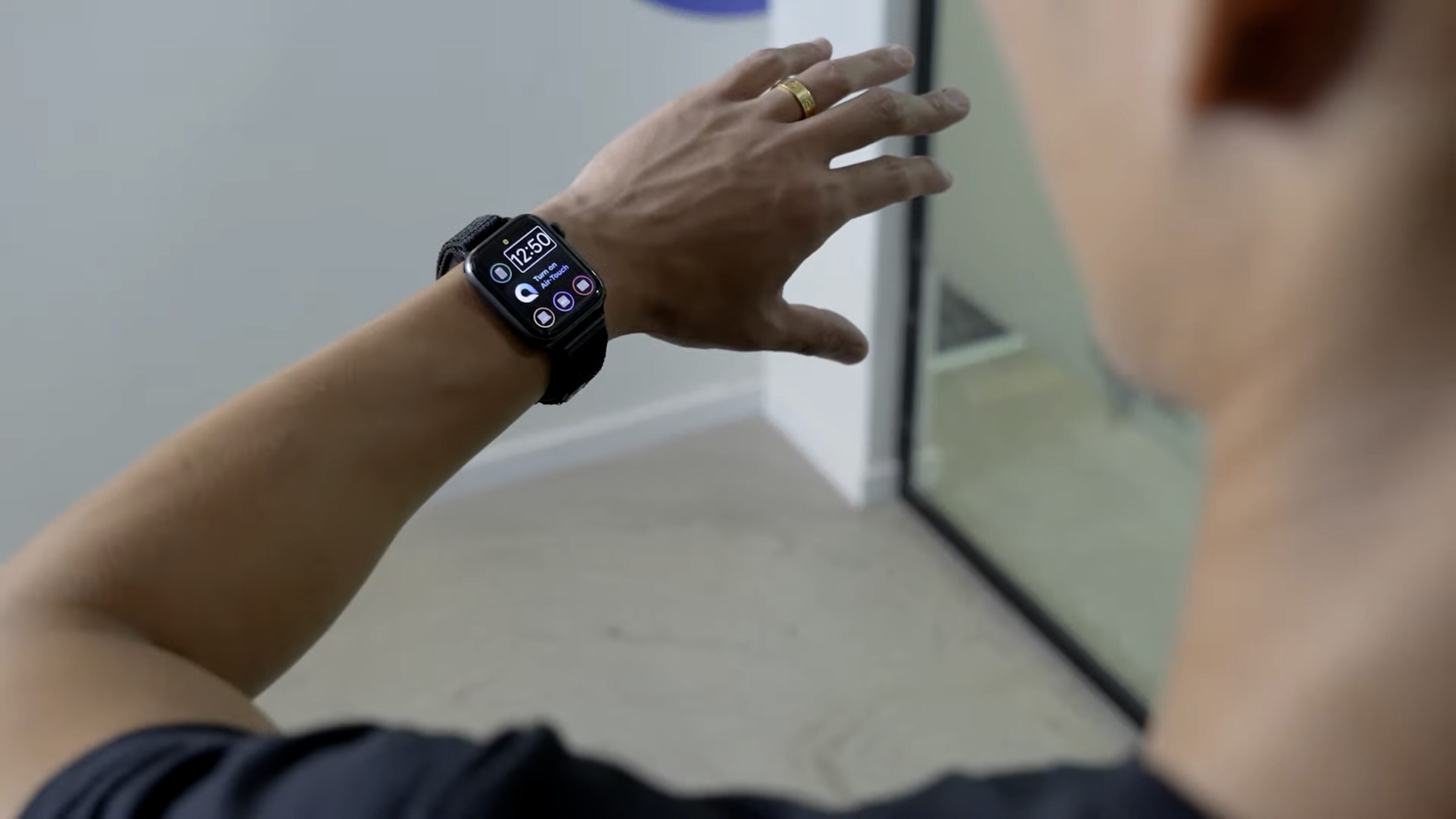 Mudra Band deixa você usar gestos para interagir com o seu Apple