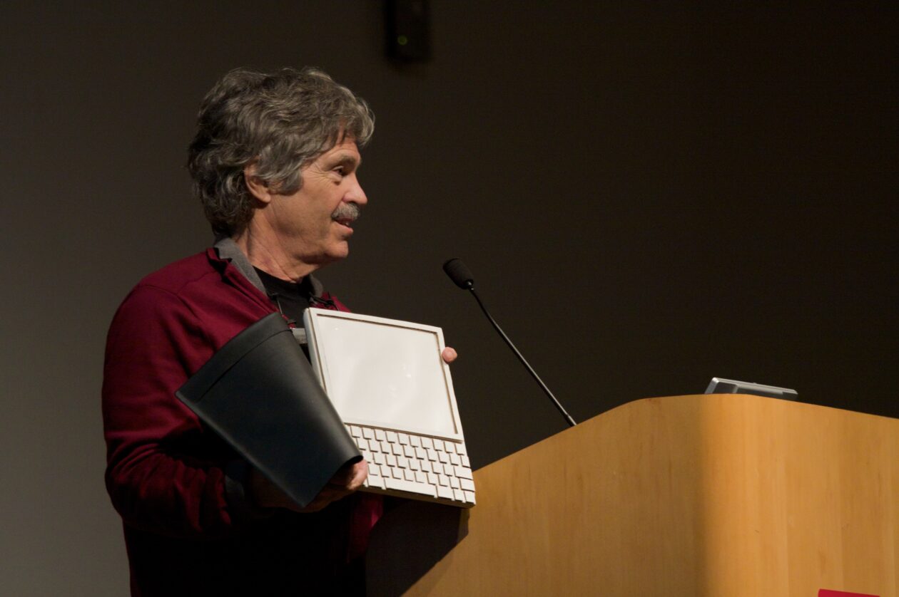 Alan Kay com protótipo do Dynabook