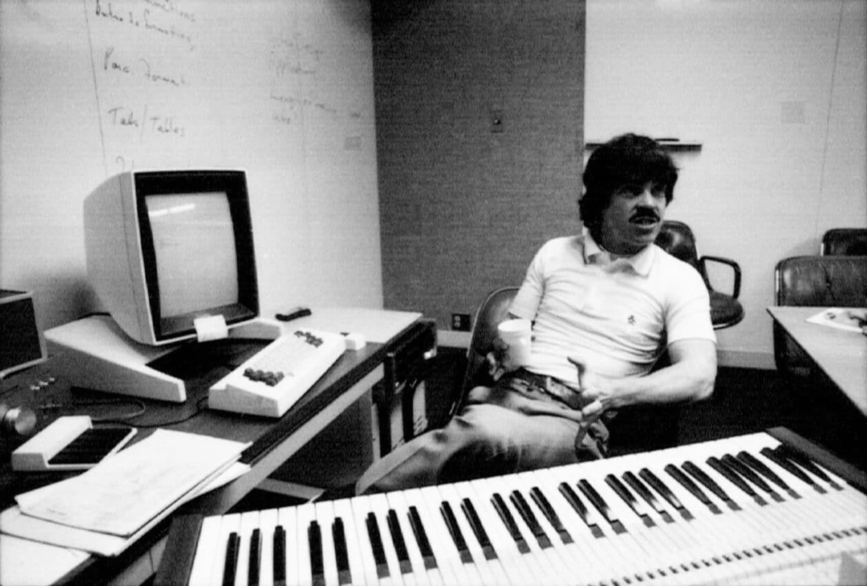 Alan Kay e seu Alto conectado ao teclado de um órgão elétrico em seu escritório no PARC