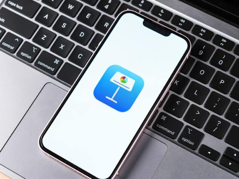 App Keynote no iPhone em cima de um Mac