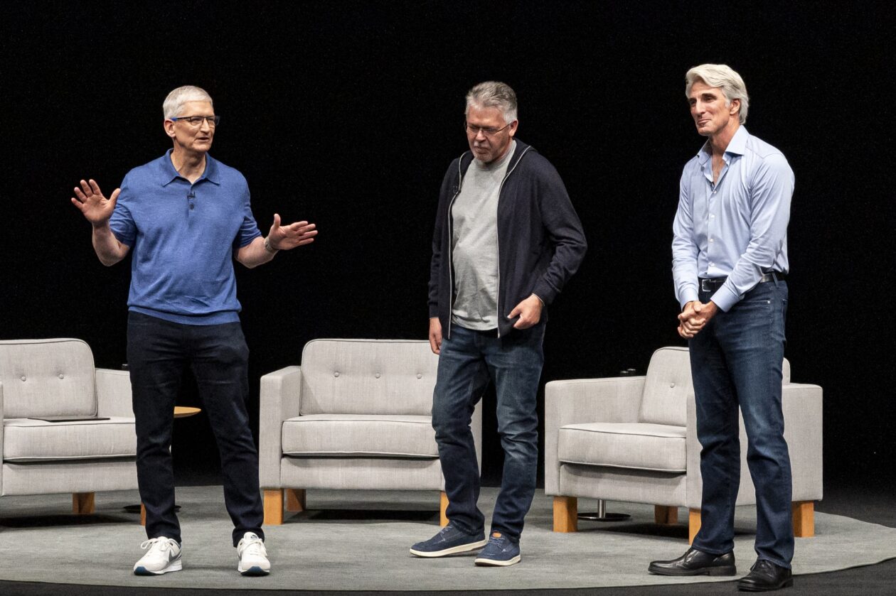 Tim Cook, John Giannandrea e Craig Federighi na WWDC24