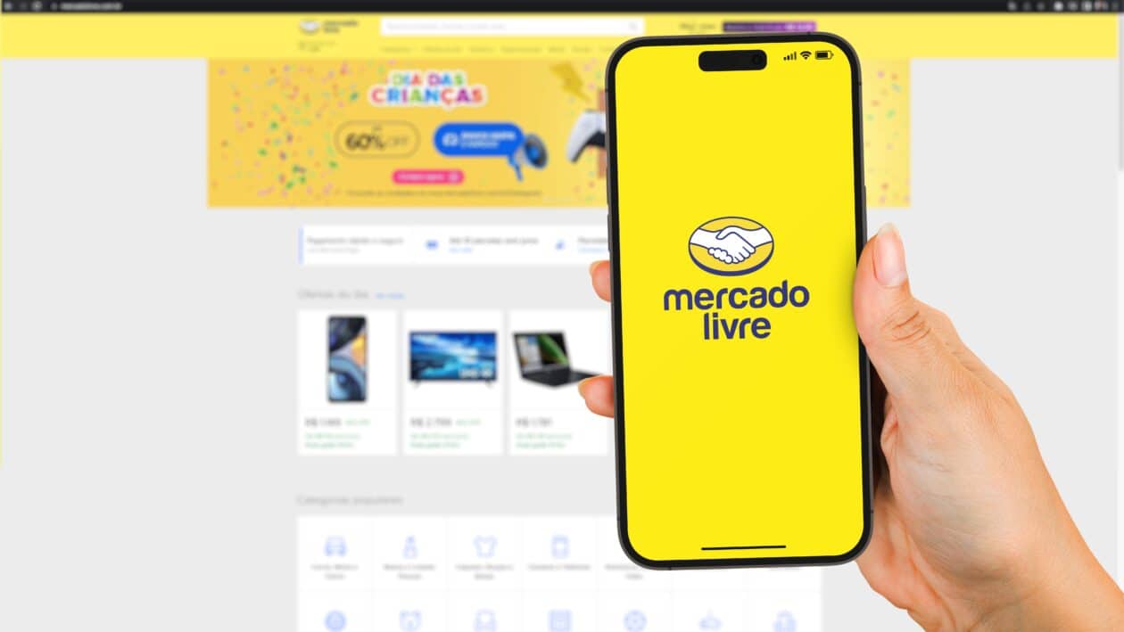 Tela do Mercado Livre em um iPhone em frente à página na web