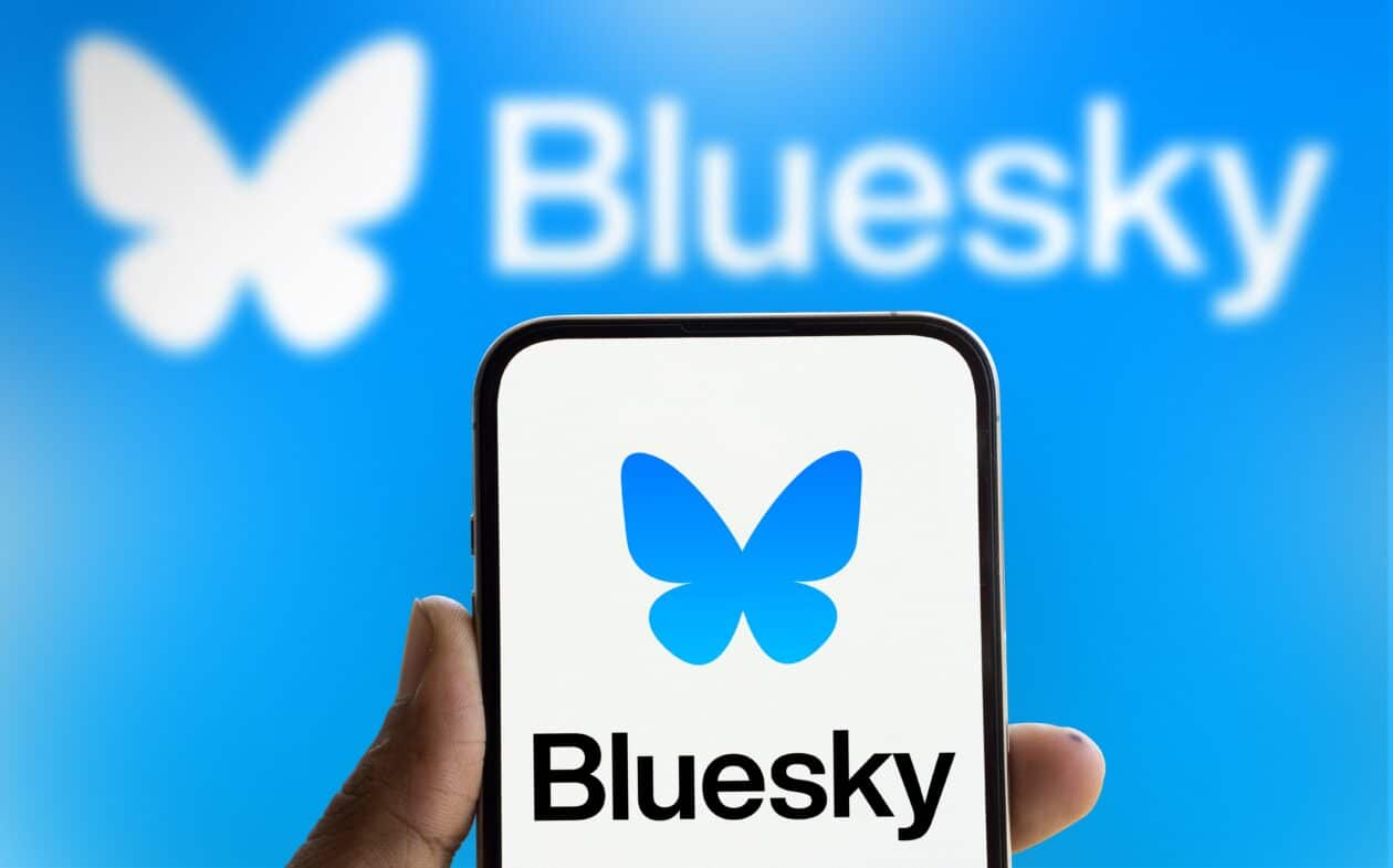 Bluesky em um telefone com marca ao fundo