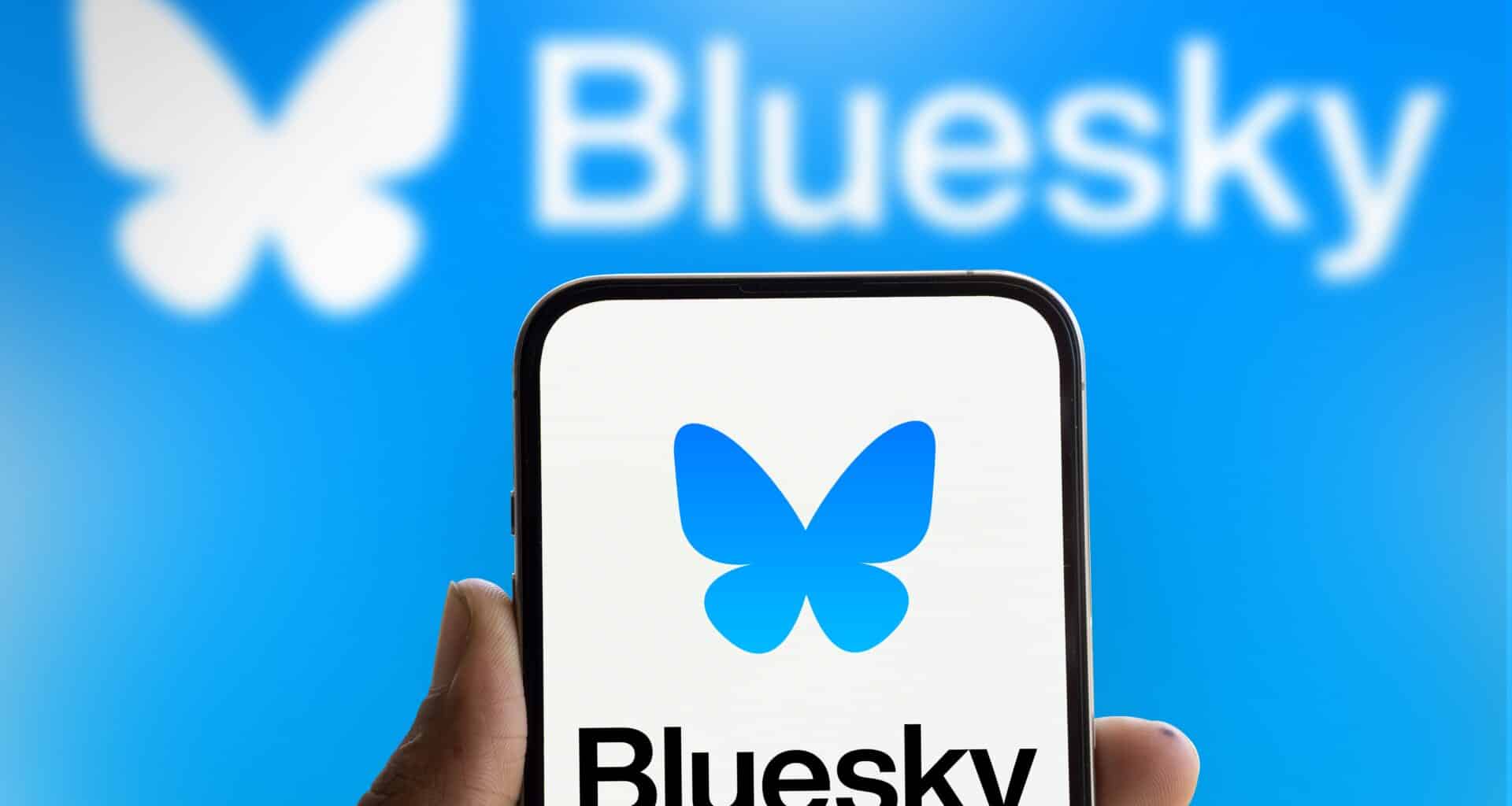 Bluesky em um telefone com marca ao fundo