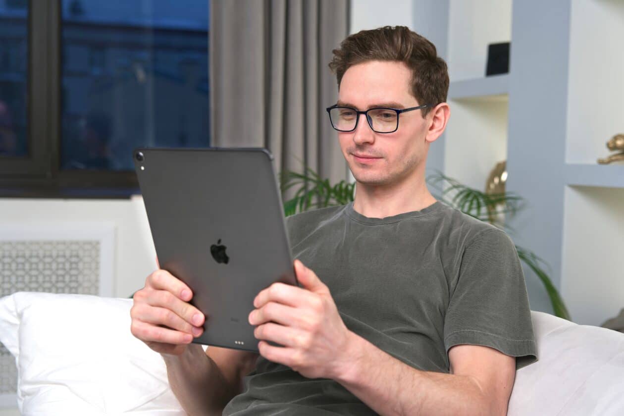 Homem lendo em um iPad Pro
