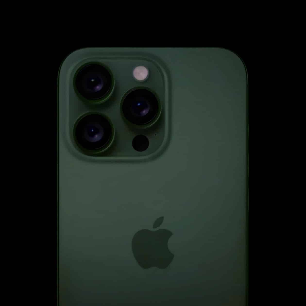 Suposta cor "Titanium Verde" dos "iPhones 17 Pro"