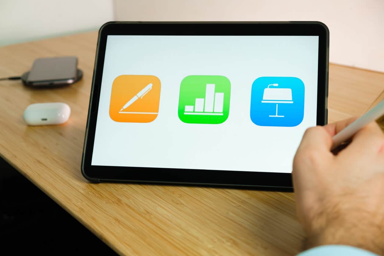 Ícones dos apps da suíte iWork (Pages, Numbers e Keynote) em um iPad